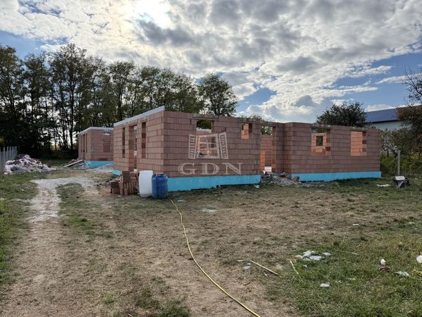 Eladó Kóka Ikerház