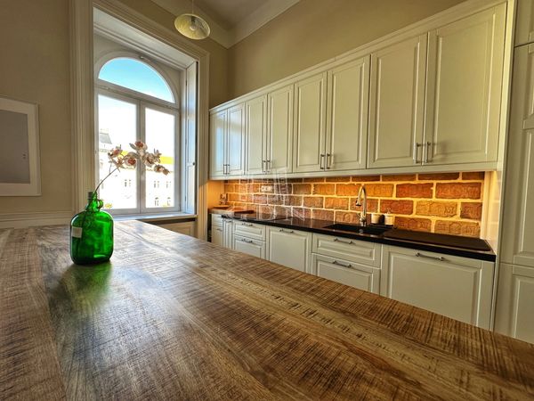 Kiadó Budapest VI. kerület Lakás (téglaépítésű)