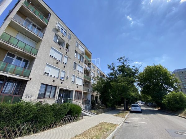 Eladó Budapest XVI. kerület Lakás (csúsztatott zsalu)