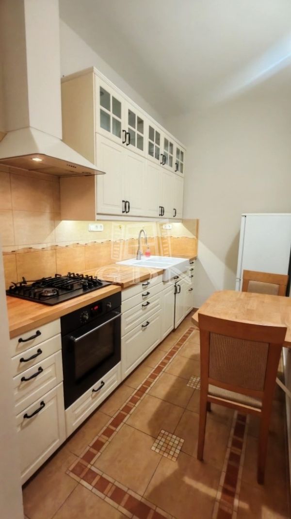 Eladó Budapest VI. kerület Lakás (téglaépítésű)